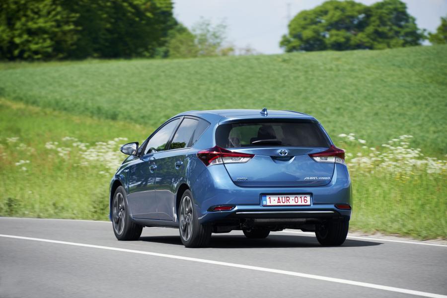  Toyota Auris Hybrid 2015 года  (фото 16 из 31)